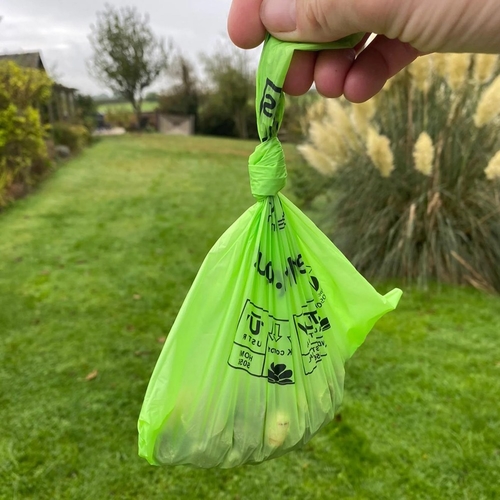 Últimos blogs da empresa sobre Sacos biodegradáveis de excrementos de cães versus sacos plásticos de excrementos de cães: qual escolher?